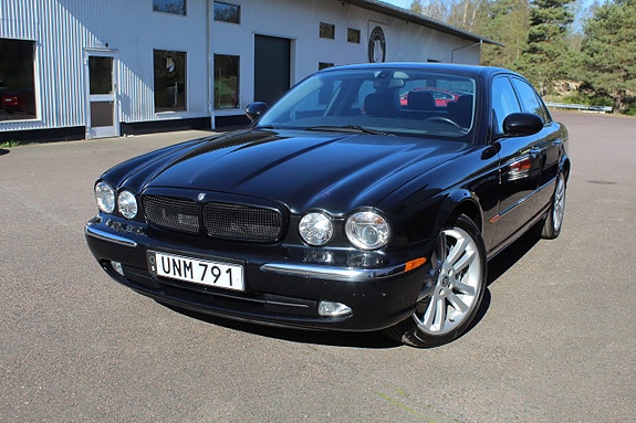 Jaguar XJR 2 of 5