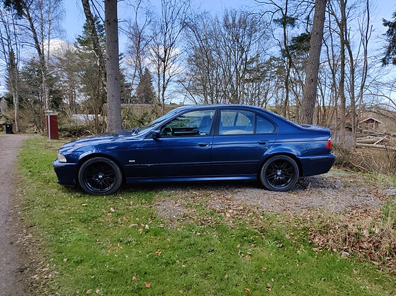 BMW 523i 2 of 5