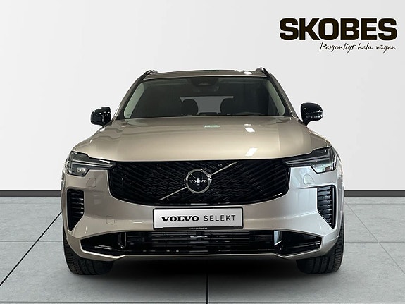 Volvo XC90 2 of 5