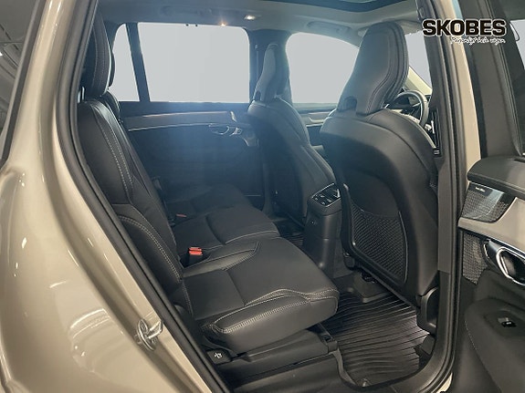 Volvo XC90 10 of 20