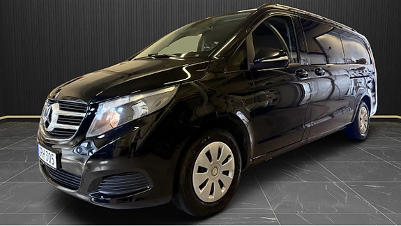 Mercedes-Benz V220 2 of 5