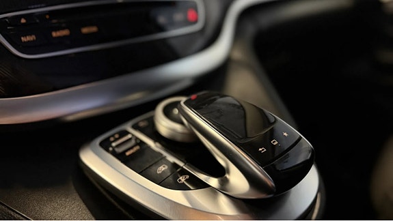 Mercedes-Benz V220 9 of 16