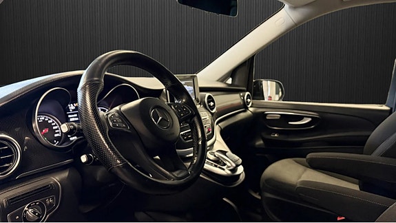 Mercedes-Benz V220 5 of 5