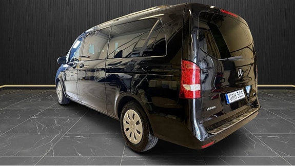 Mercedes-Benz V220 3 of 5
