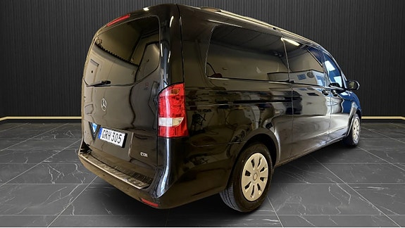 Mercedes-Benz V220 4 of 5