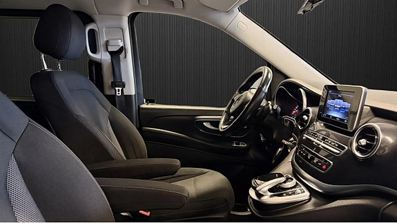 Mercedes-Benz V220 11 of 16