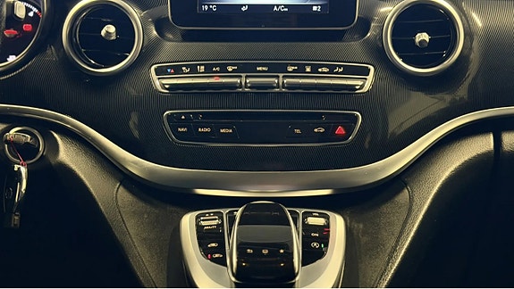 Mercedes-Benz V220 8 of 16