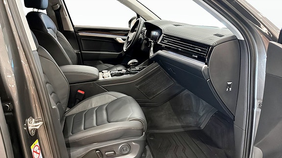 Volkswagen Touareg 3 of 5