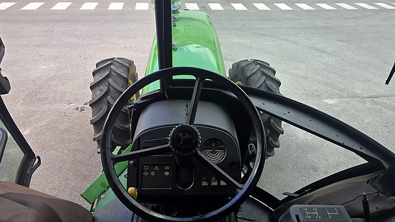 John Deere 3140 MFWD – 4WD 3 of 5