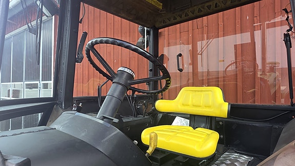 John Deere 3140 MFWD – 4WD 2 of 5
