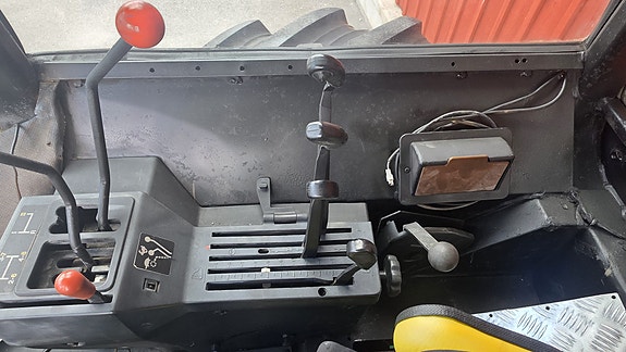 John Deere 3140 MFWD – 4WD 4 of 5