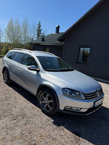 Volkswagen Passat Alltrack 3 of 5