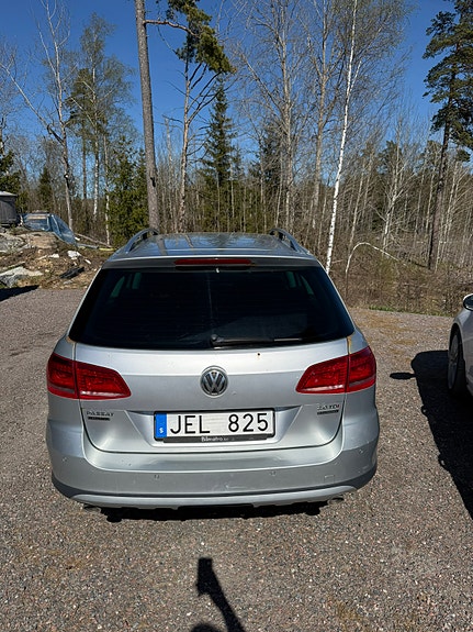 Volkswagen Passat Alltrack 2 of 5
