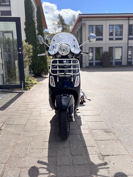 Vespa LX125 3 of 4
