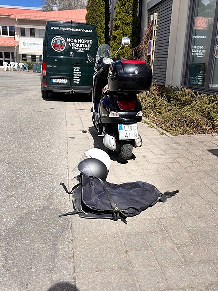Vespa LX125 2 of 4