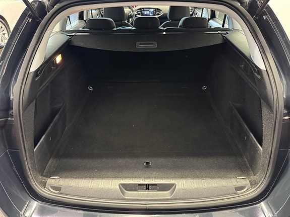 Peugeot 308 SW 14 of 17
