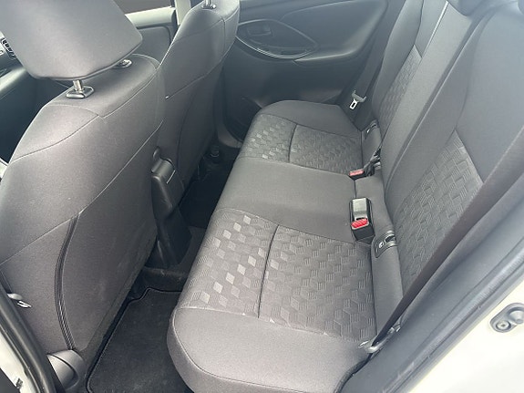 Toyota Yaris 9 of 12