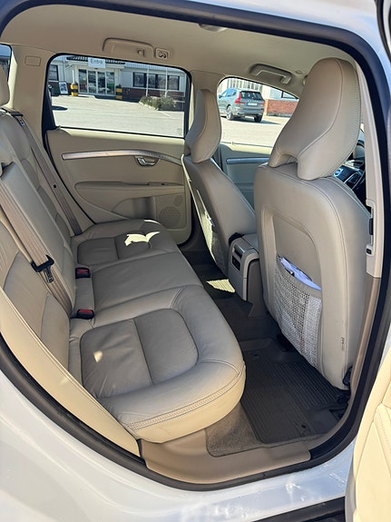 Volvo XC70 7 of 12
