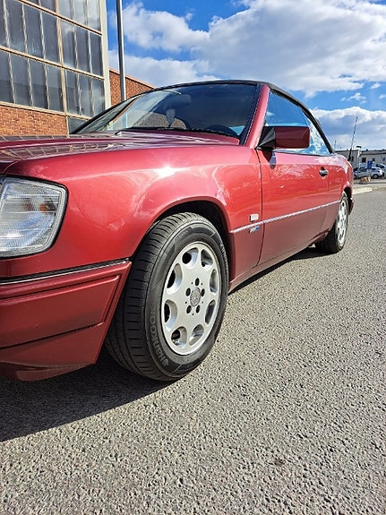 Mercedes-Benz E220 2 of 5