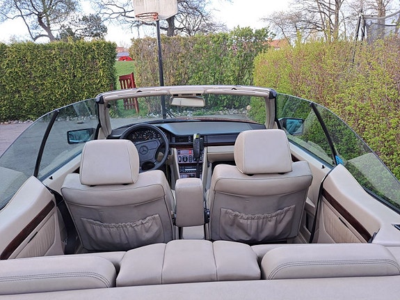 Mercedes-Benz E220 4 of 5