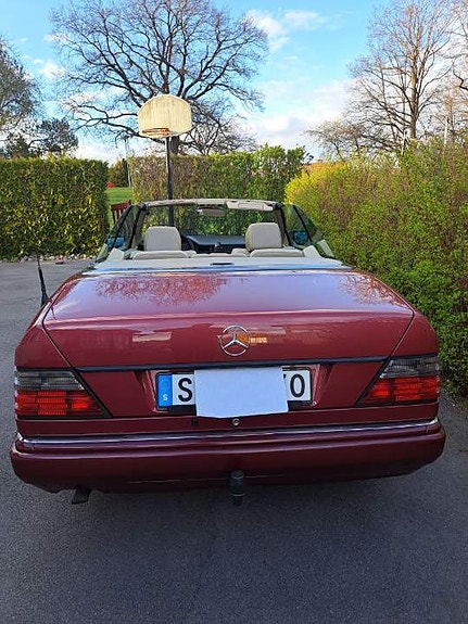 Mercedes-Benz E220 3 of 5