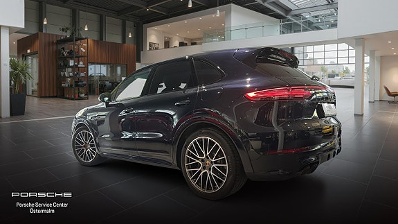 Porsche Cayenne 2 of 5