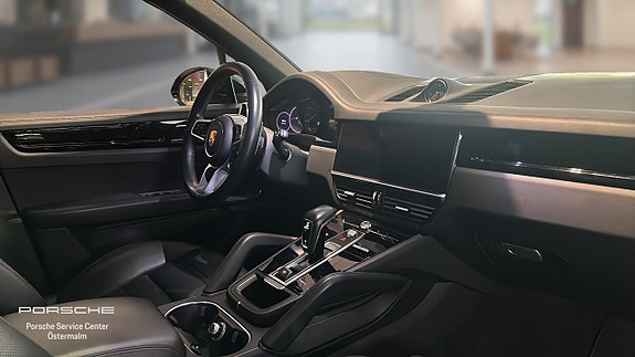Porsche Cayenne 4 of 5