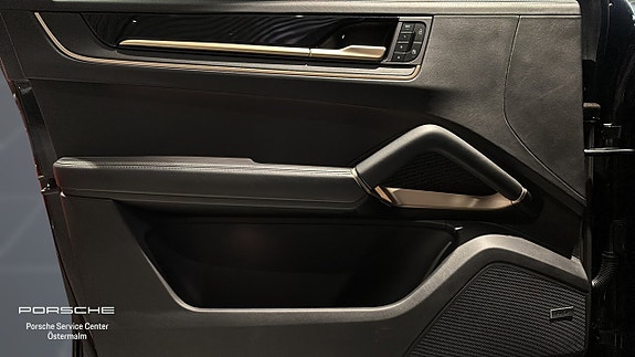 Porsche Cayenne S 6 of 16
