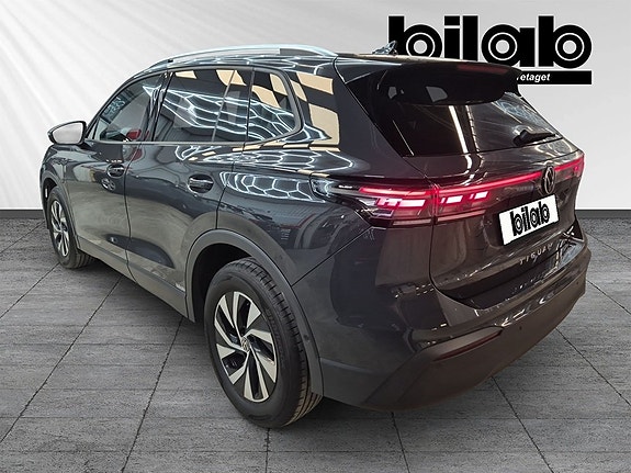 Volkswagen Tiguan 3 of 8