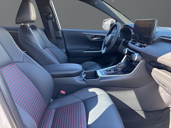 Toyota RAV4 Plug-in Hybrid 8 of 13