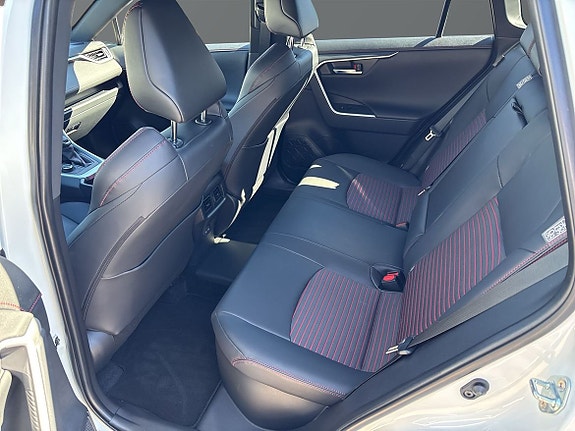Toyota RAV4 Plug-in Hybrid 9 of 13