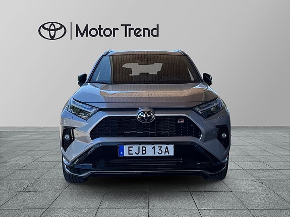 Toyota RAV4 Plug-in Hybrid 6 of 14