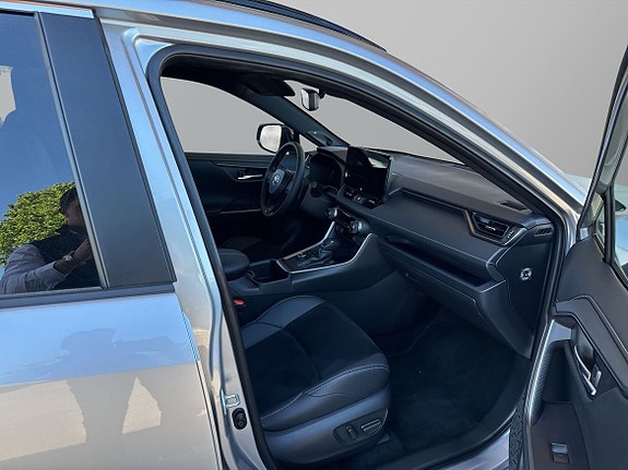 Toyota RAV4 Plug-in Hybrid 8 of 14