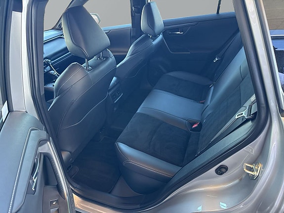 Toyota RAV4 Plug-in Hybrid 9 of 14