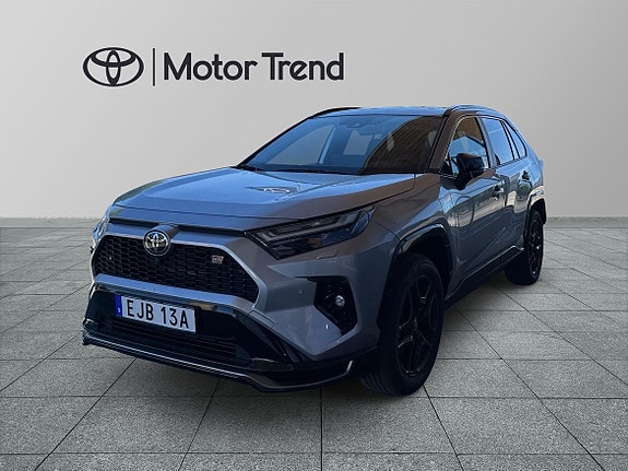 Toyota RAV4 Plug-in Hybrid 4 of 14