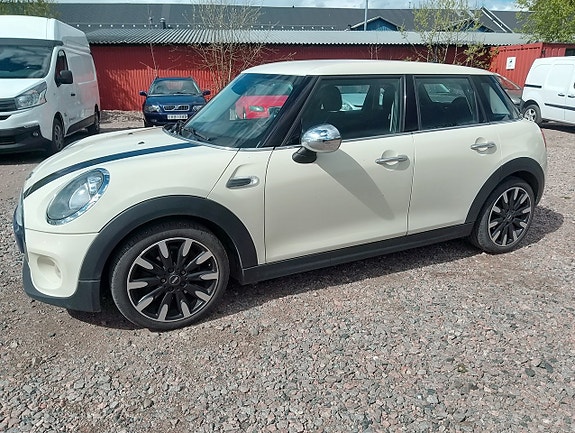 MINI Cooper 2 of 5