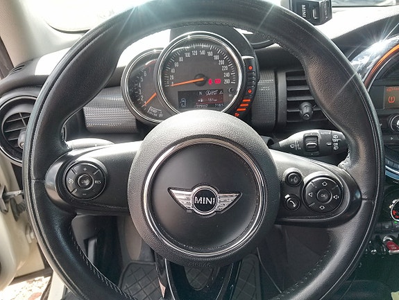 MINI Cooper 15 of 18