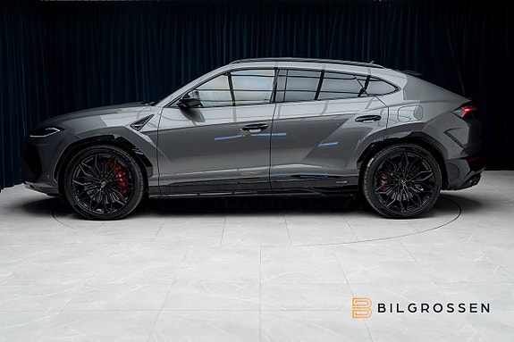 Lamborghini Urus 2 of 5