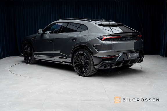Lamborghini Urus 3 of 5