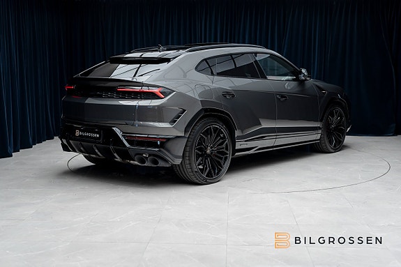 Lamborghini Urus 5 of 5