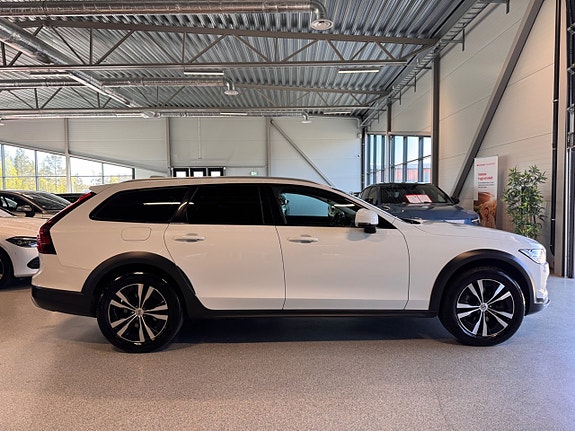 Volvo V90 Cross Country 2 of 5