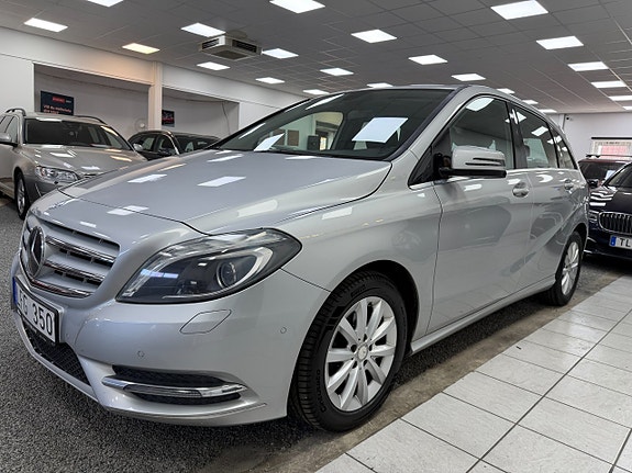 Mercedes-Benz B180 2 of 5