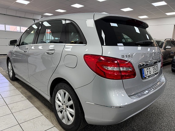 Mercedes-Benz B180 3 of 5