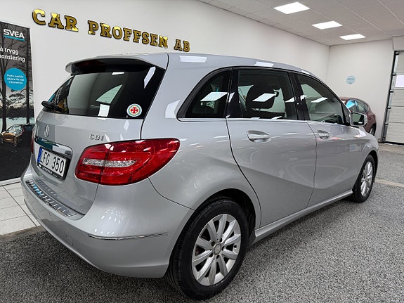 Mercedes-Benz B180 4 of 5