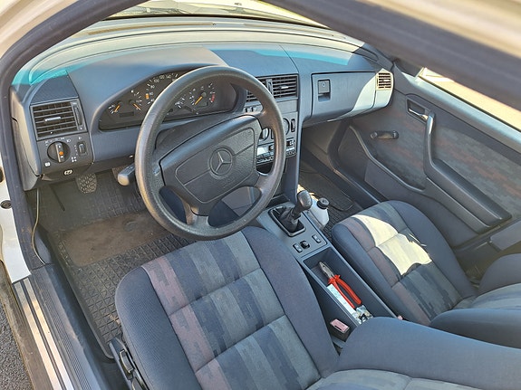 Mercedes-Benz C180 3 of 5