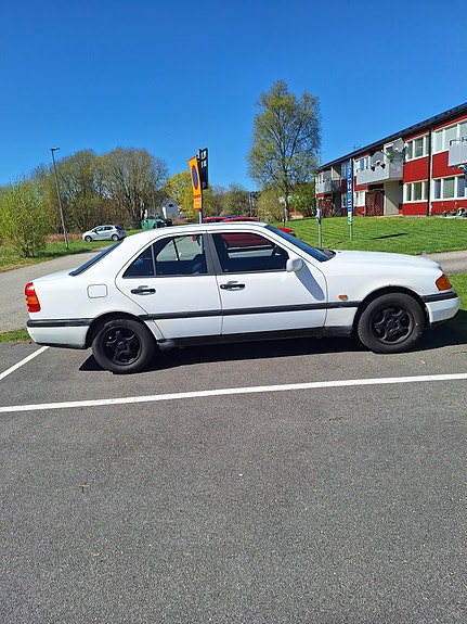 Mercedes-Benz C180 2 of 5