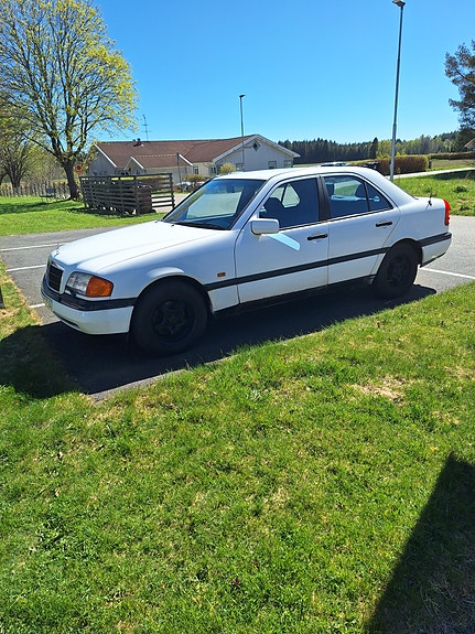 Mercedes-Benz C180 4 of 5