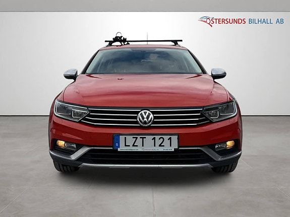 Volkswagen Passat Alltrack 2 of 5