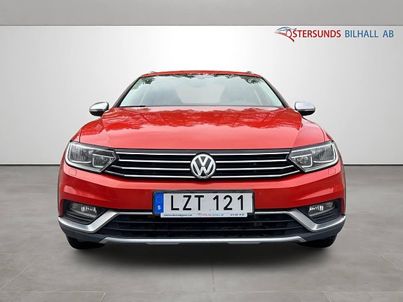 Volkswagen Passat Alltrack 2 of 12