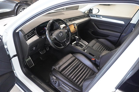 Volkswagen Passat Alltrack 2 of 5